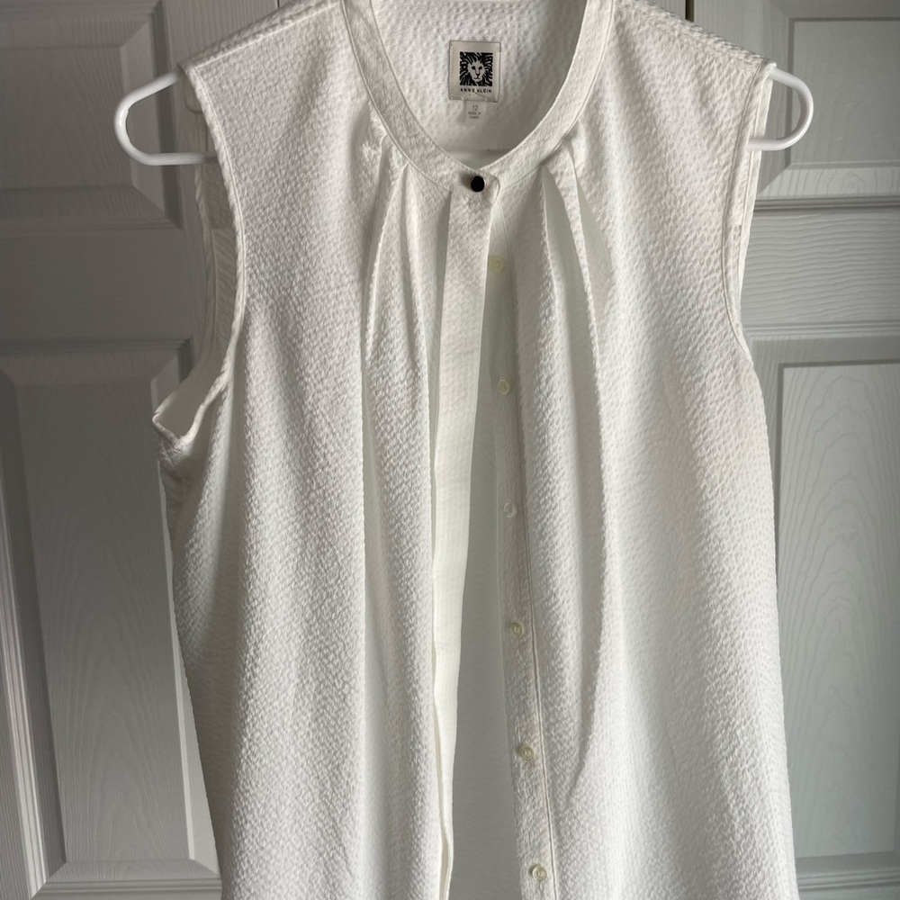 Anne Klein White Sleeveless Blouse with Mandarin Collar